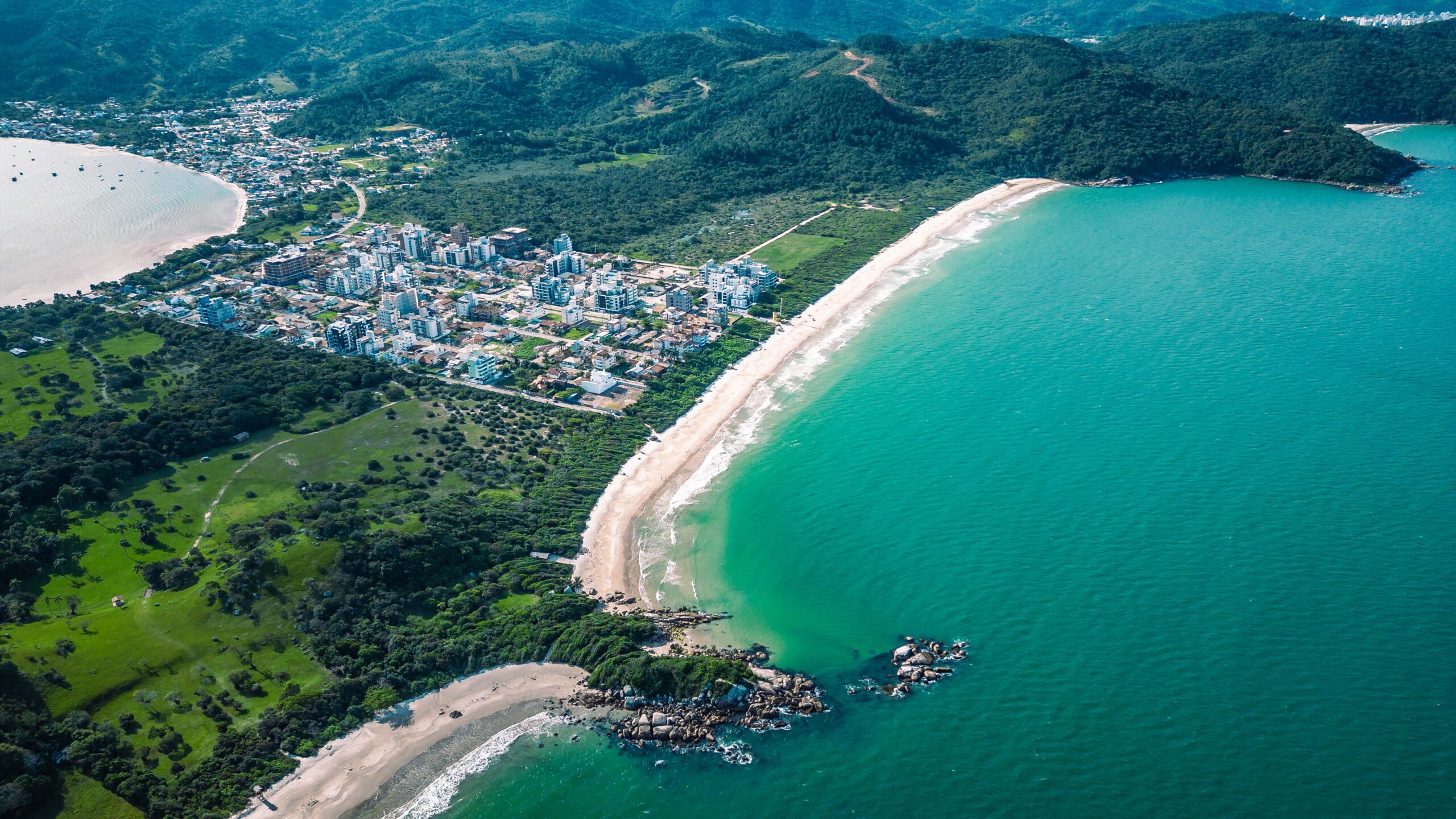 Comprar Apartamento em Governador Celso Ramos SC: O Guia Completo para Morar ou Investir no Litoral